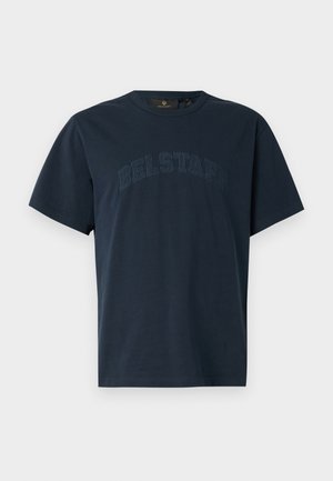 Marinblå bomullströja med rund hals och korta ärmar, med "BELSTAFF" broderat i matchande färg över bröstet.
