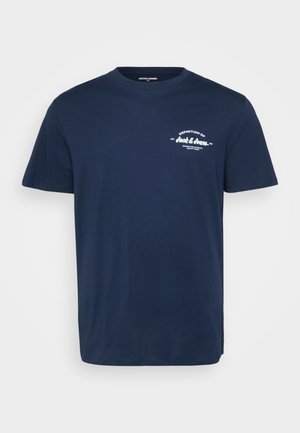 Marineblauw T-shirt met korte mouwen en ronde hals met kleine witte tekst "Definition of Jack & Jones" op de linkerborst.