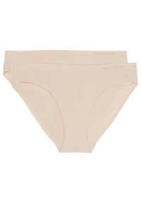 Due paia di slip senza cuciture in colore nude realizzati in tessuto liscio. Presentano un design a vita bassa e un discreto logo ricamato sulla cintura.