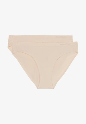 Due paia di slip senza cuciture in colore nude realizzati in tessuto liscio. Presentano un design a vita bassa e un discreto logo ricamato sulla cintura.