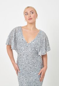 BEAUUT EMBELLISHED SEQUINS MIDI  - Koktejlové šaty / šaty na párty - light grey