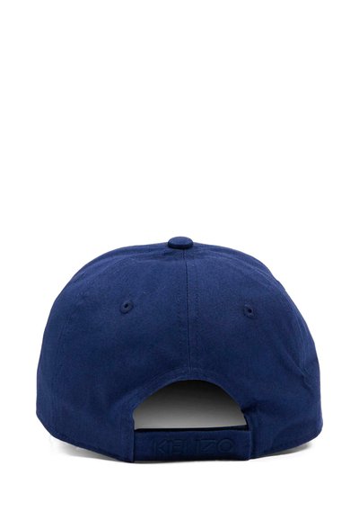 Marineblauwe verstelbare baseballpet gezien vanaf de achterkant met ventilatiegaatjes en een sluiting van stofband.