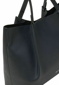 Sac fourre-tout en cuir noir texturé avec deux poignées à épaule et un haut ouvert, montrant un motif de grain détaillé et un texte de marque subtil.