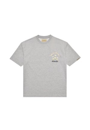 Lysegrå kortærmet T-shirt med lille gul blomsterbuket og vintage bil grafik på venstre bryst, tekst ovenover med kursiv skrift.