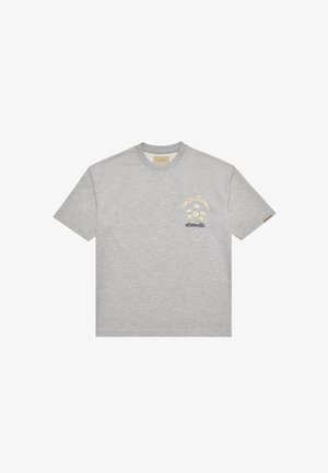 Camiseta gris claro de manga corta con un pequeño ramo de flores amarillas y un dibujo de coche vintage en el pecho izquierdo, texto encima en cursiva.