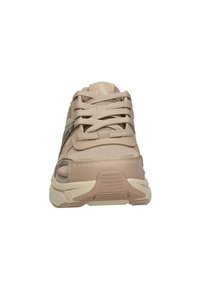 Lichtbeige sport sneakers van gaas en synthetische materialen, met een ronde neus, platte veters en een gestructureerde zool voor grip.