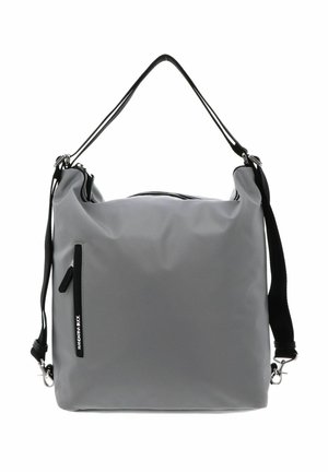 Graue Schultertasche mit schwarzen verstellbaren Gurten, einer vorderen Reißverschlusstasche und minimalistischem Design vor weißem Hintergrund.
