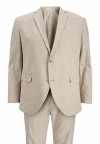 Costume en lin beige clair comprenant une veste à un bouton avec deux boutons, des revers en pointe, et un pantalon assorti au tissu légèrement texturé.