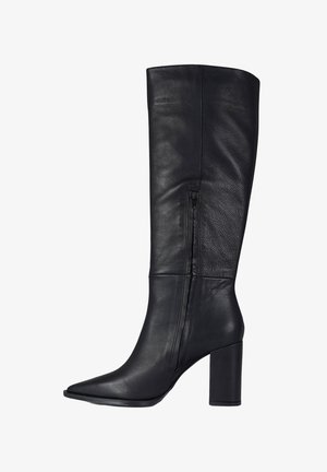 Stivale nero in pelle fino al ginocchio con punta appuntita e tacco rettangolare spesso. Presenta una chiusura laterale con zip e una texture liscia.
