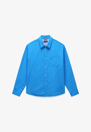 Niebieska koszula z długim rękawem na guziki w białą kratę z kieszenią na piersi, rozłożona na płasko na białym tle.