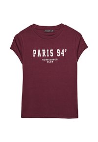 Burgundské bavlněné tričko s ohrnutými rukávy a bílým potiskem: "PARIS 94' CONFIDENCE CLUB" umístěným na přední straně.