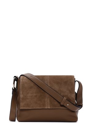 Sac bandoulière en cuir marron et en daim avec fermeture à rabat, surface texturée, sangle réglable et accents en métal.
