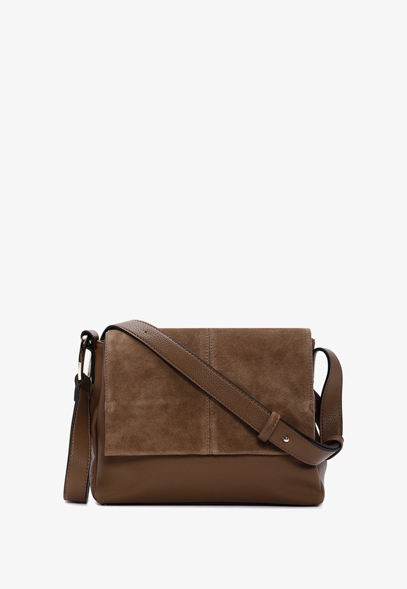 Sac bandoulière en cuir marron et en daim avec fermeture à rabat, surface texturée, sangle réglable et accents en métal.