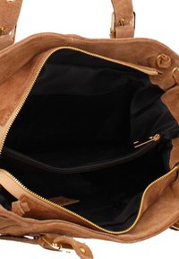 Borsa in camoscio marrone con ferrature dorate, interno aperto con fodera nera, tasca con cerniera e doppio scomparto per l'organizzazione.