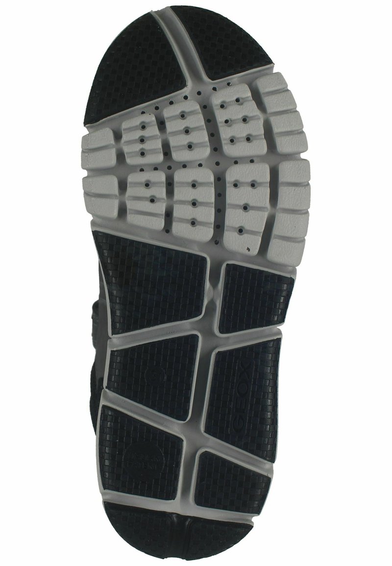 Czarna gumowa podeszwa sportowa z teksturowanym wzorem grip, z wyraźnymi białymi sekcjami śródpodeszwy i otworami wentylacyjnymi. Widoczne logo Geox.