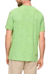 s.Oliver MELIERTES  MIT HENLEY AUSSCHNITT - T-Shirt basic - grün