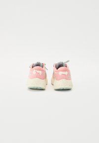 Vue arrière de chaussures de sport roses avec des accents gris et verts, dotées d'une semelle externe blanche speckled et d'un design arrondi.