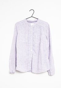 Camicia button-up lilla chiaro realizzata in tessuto testurizzato, con colletto, due tasche frontali e polsini con bottoni.