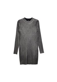 Robe noire métallisée à manches longues, texture côtelée, encolure ronde, longueur mi-cuisse. Accents de fils argentés partout.