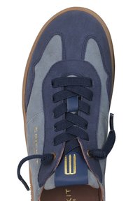 Baskets en nubuck bleu marine et gris avec lacets plats, accents de logo dorés, semelle en caoutchouc et col rembourré. Présente une finition texturée et des boucles.
