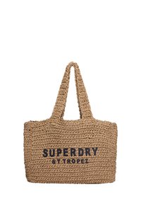 Bolso tote de paja trenzada en color natural con un gran texto negro "SUPERDRY ST TROPEZ". Cuenta con dos asas resistentes y diseño de apertura superior.