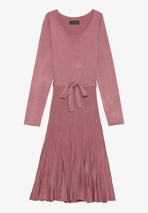 Abito a maniche lunghe di colore rosa a coste, con una parte superiore aderente e una gonna a pieghe svasata. Presenta una cintura con nodo in vita per una vestibilità regolabile.