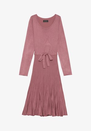 Różowa sukienka z długim rękawem, żebrowana, z dopasowanym górnym częściom i rozkloszowaną, plisowaną spódnicą. Posiada pasek z możliwością regulacji w talii.