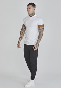 SIKSILK TECH - Basic T-shirt - white