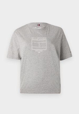 Pelēks kokvilnas T-krekls ar apaļo kakla izgriezumu, ar izšuvumu balto logo "HILFIGER NEW YORK 1985", kas centrēts uz krūtīm. Īsas piedurknes.
