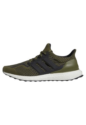 Chaussure de course tricotée vert olive et noir avec semelle blanche rembourrée et design à trois bandes noires sur le côté.