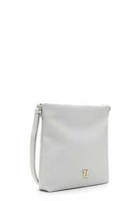 Borsa a tracolla bianca in pelle con texture liscia, forma rettangolare e accentuazione del logo in tono dorato nella parte inferiore. Include una tracolla regolabile.