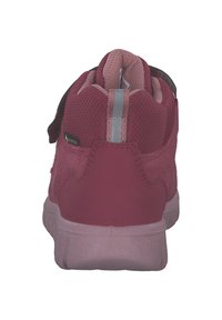 Scarpe da trekking rosse con tomaia in mesh e suede, collare imbottito, striscia riflettente e suola in gomma testurizzata. Chiusura in velcro.