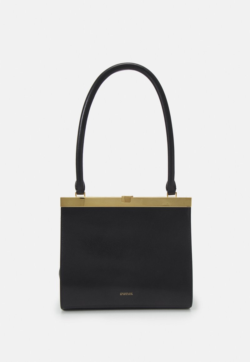 Sac à main en cuir noir à la forme rectangulaire structurée, avec un cadre métallique doré en haut et une longue anse noire unique.