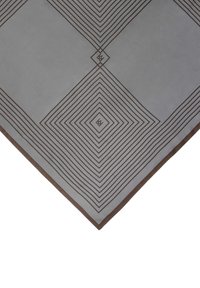 Szürke selyem sál, amely barna vonalak geometriai mintázatával díszített, gyémánt és koncentrikus formákat alkotva, barna kerettel.