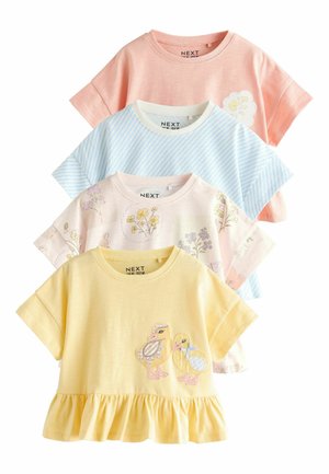 Neljä lyhythihaista vaatekertaa taaperoille, pastellikeltainen ankkaplikoinnilla, kerma kukkakuviolla, siniset raidat ja vaaleanpunainen kukkaplikoinnilla, kerroksittain.