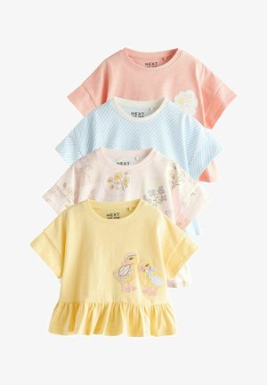 Quattro magliette a maniche corte per bambini piccoli in giallo pastello con applicazione a papera, stampa floreale crema, righe blu e rosa con toppa a fiore, sovrapposte.