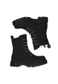 Mustad poolsaapad mattviimistlusega, eespaelad, külgmine tõmblukk ja paks kummist tald sügavate soontega haarduvuse tagamiseks.