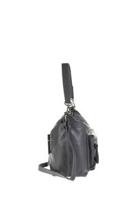Borsa a tracolla in pelle grigia con finitura testurizzata, tracolla regolabile e due tasche laterali. Presenta accessori in argento e una silhouette arrotondata.