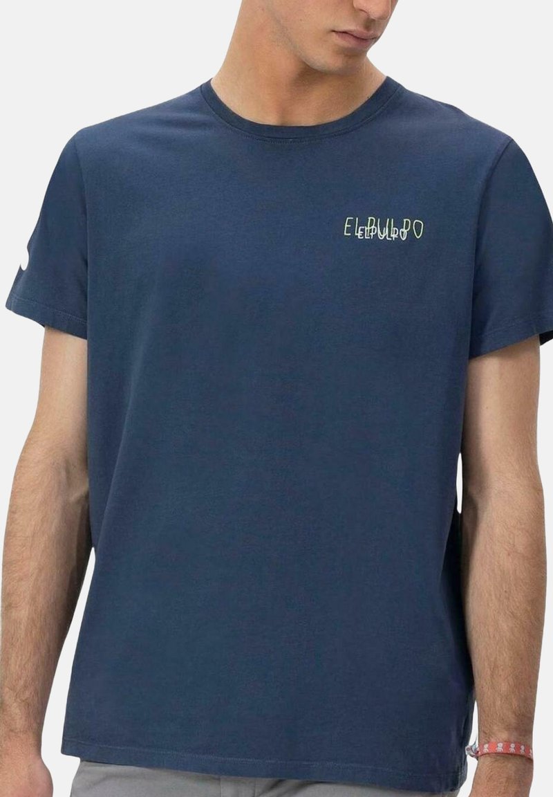 Camiseta de algodón azul marino con mangas cortas. Presenta un pequeño gráfico de texto en color verde claro que dice "ELePULP" en la parte superior izquierda del pecho.