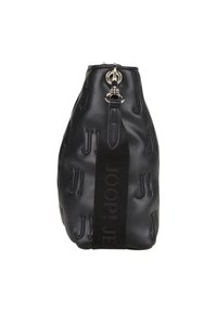 Bolso de cuero negro con patrón de logotipo en relieve, cierre de cremallera y una correa de tela para el hombro con el nombre de la marca. Forma redondeada.