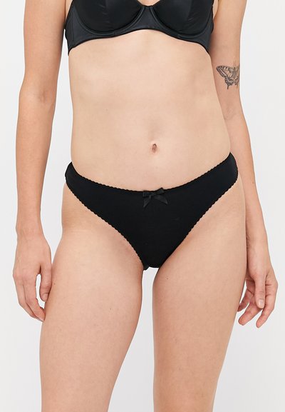 Cueca de algodão preta com bordas rendadas e um pequeno laço central. Design simples com textura suave e cobertura média.