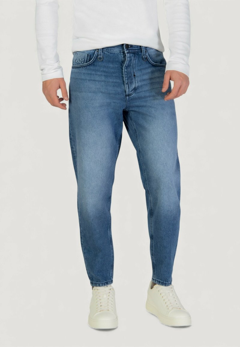 Jeans de mezclilla azul claro con un corte ajustado y piernas ligeramente entalladas, con un diseño clásico de cinco bolsillos y un desvanecimiento sutil.