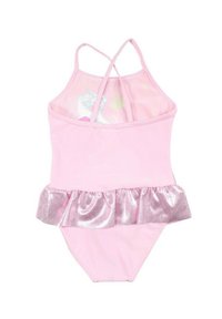 Maillot de bain une pièce rose avec un volan argenté brillant à la taille, doté d'un design à dos croisé et d'une section supérieure à motifs.
