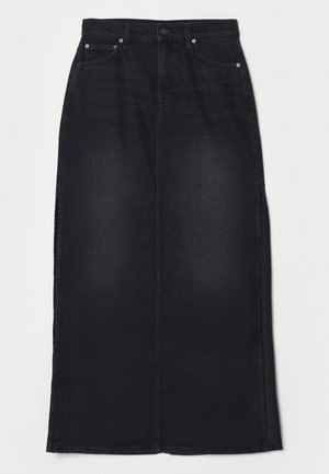 Jupe maxi en denim noir au design droit, fermeture par boutons sur le devant et fentes sur les côtés. Texture déchirée avec des détails de couture minimaux.