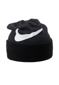 Zwarte gebreide beanie met een opgevouwen ribbelmanchet en een prominente witte Nike swoosh-logo aan de voorkant. Zachte textuur, afgeronde topontwerp.