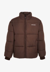Brun puffjacka med hög krage och dragkedjestängning. Har horisontella kviltade paneler, ribbade ärmslut och en liten logotyp på bröstet.