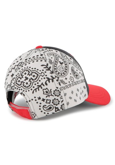 Czapka baseballowa z czerwoną daszkiem i regulowanym paskiem, białe panele z czarnymi wzorami paisley i kwiatowymi.