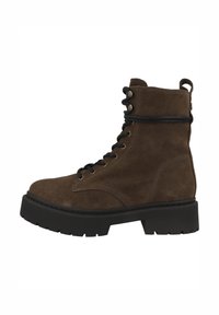 Botines de ante marrón con suela negra gruesa, punta redonda, cordones en la parte delantera y una lengüeta en el talón para facilitar el uso.