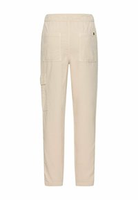 Un pantalon cargo beige dispose d'une taille élastique, de deux grandes poches arrière et d'une poche latérale, fabriqué dans un matériau léger et durable.