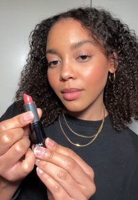 NYX Professional Makeup SHOUT LOUD SATIN LIPSTICK jasnoróżowy